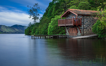 Cottage by the lake at the foot of the mountain